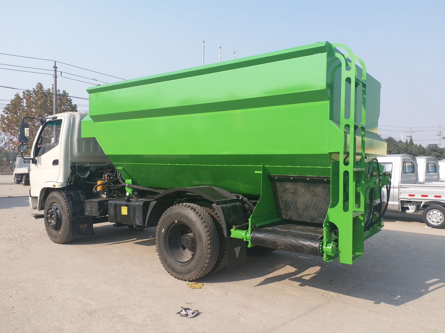 河南某公司購(gòu)買(mǎi)雙側(cè)撒料車(chē) 河南某公司購(gòu)買(mǎi)雙側(cè)撒料車(chē)