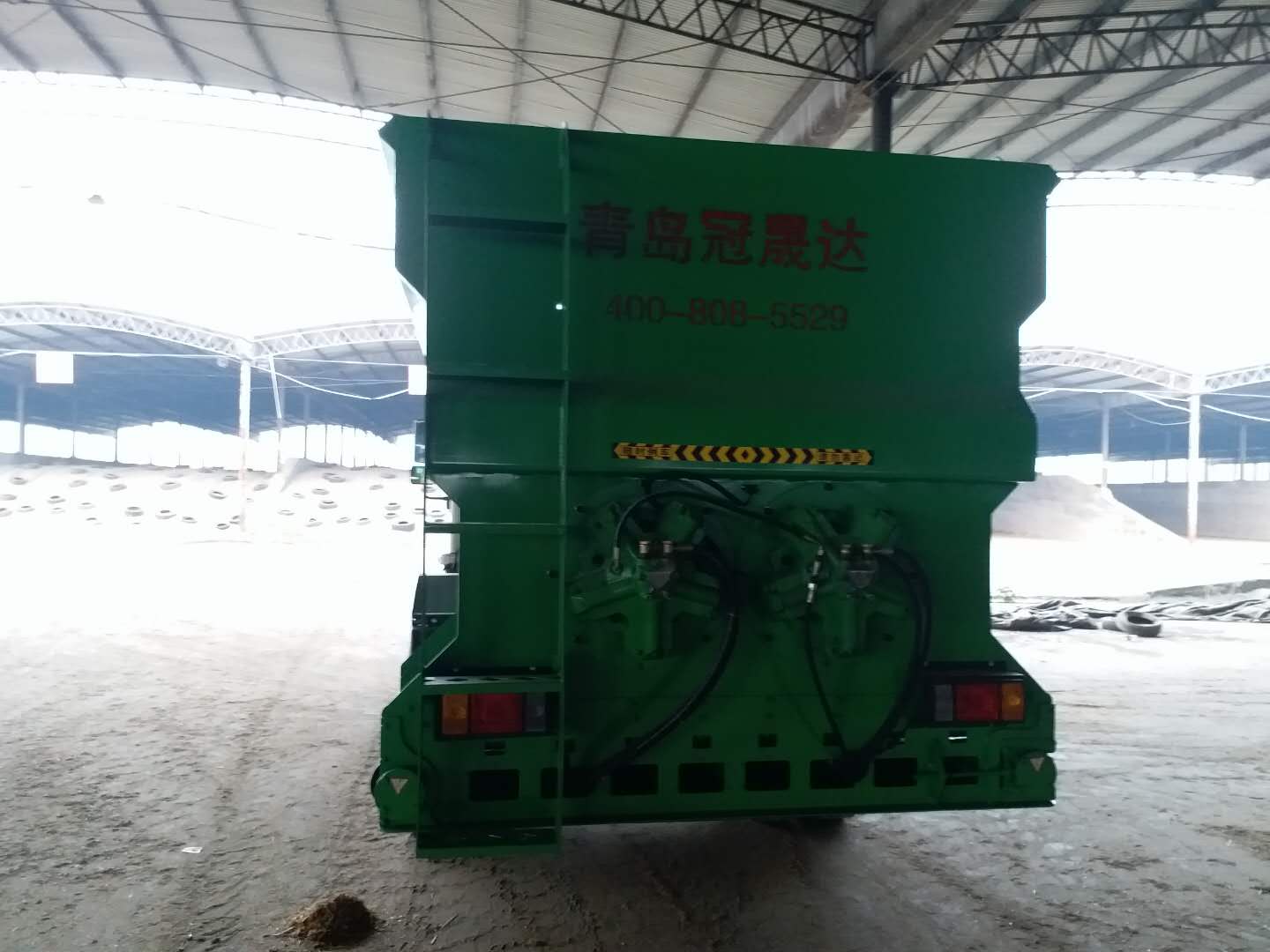 河南某公司購買雙側(cè)撒料車 河南某公司購買雙側(cè)撒料車