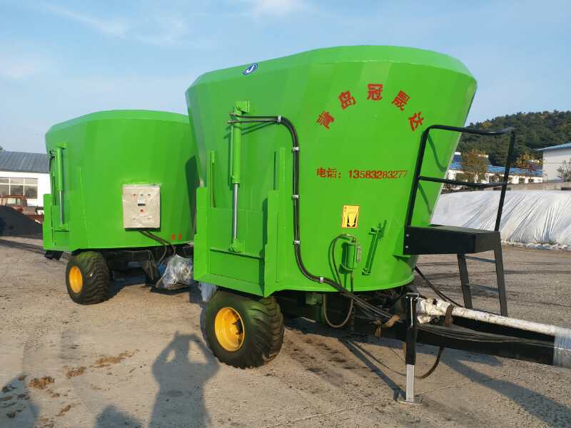 河南某公司購買牽引式TMR攪拌機(jī) 河南某公司購買牽引式TMR攪拌機(jī)